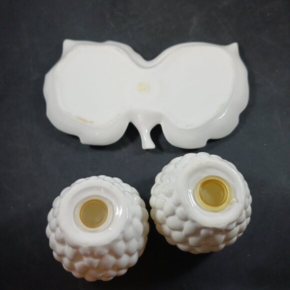 Vintage Grapes Majolica Style MCM Salt and Pepper Shakers - Picture 4 of 9